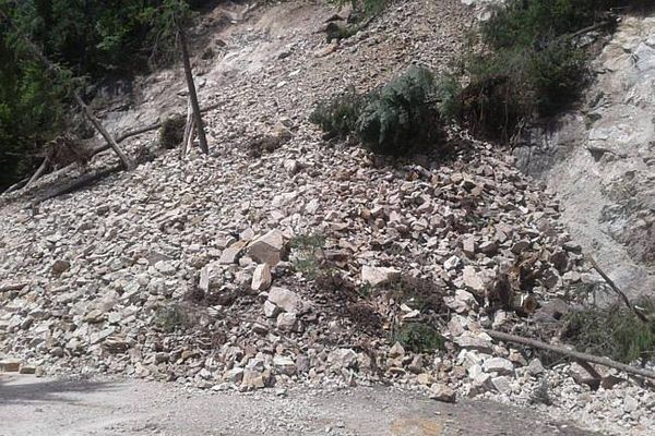 Drumul prin pasul Puzdra, închis complet o zi din cauza alunecărilor de teren