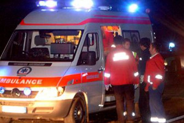 O șoferiță a intrat cu mașina într-un copac. O persoană a fost rănită