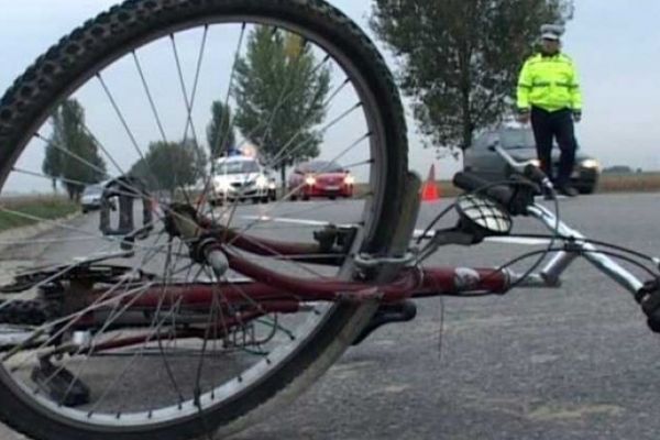 Biciclist accidentat grav după ce a traversat strada neregulamentar