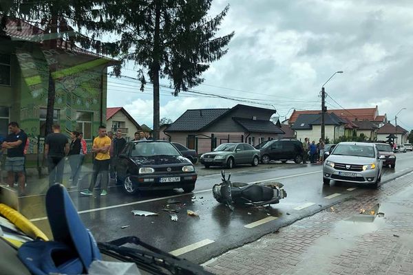 Accident la Vicovu de Sus. Un tânăr pe motoscuter a fost lovit de o mașină FOTO