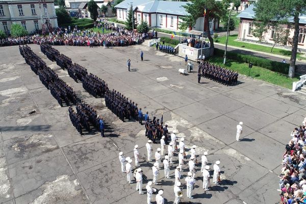 FOTO Absolvenții școlii de jandarmi Fălticeni și-au primit gradele militare