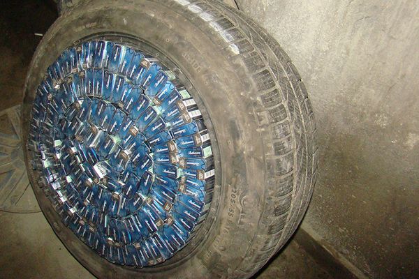 FOTO Țigări de contrabandă găsite ascunse în roata de rezervă a unei mașini, în Vama Siret