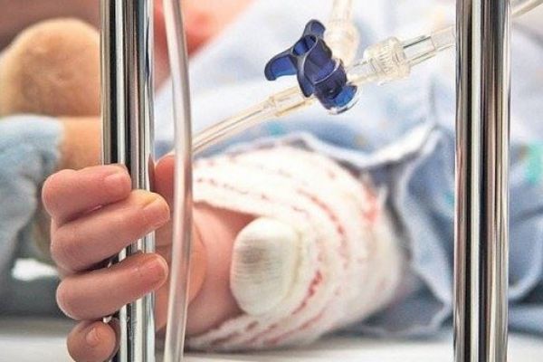 Un copil de patru ani a ajuns la spital după ce o poartă metalică a căzut peste el