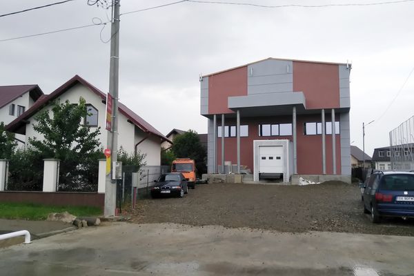 Depozit construit ilegal într-o zonă rezidențială, reclamat de vecinii terorizați de zgomotul provocat de camioane și instalații frigorifice