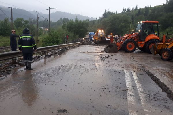 FOTO VIDEO DN 17, între Ardeal și Moldova, blocat din cauza inundațiilor