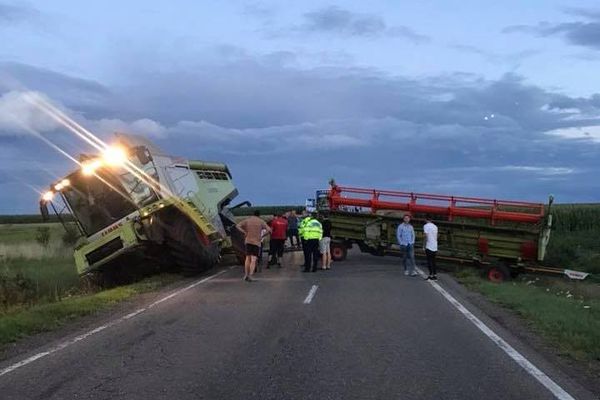 Trafic blocat pe DN 2, la intersecția cu localitatea Calafindești, după ce un utilaj agricol a ajuns de-a curmezișul pe șosea FOTO