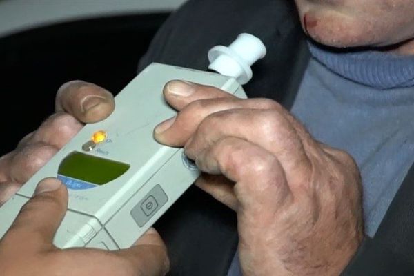 Un șofer s-a urcat la volan cu o alcoolemie de 2,7 și a lovit o țeavă de aerisire pentru gazul metan