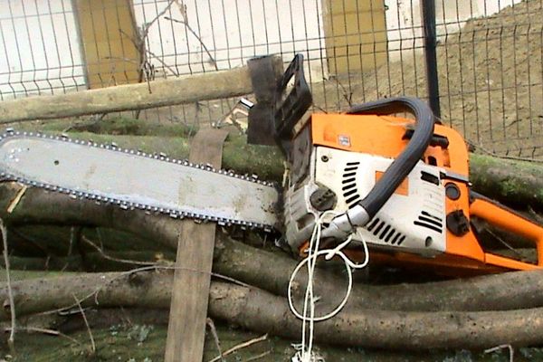 Femeie din Dolhești taiată accidental pe față cu drujba. Victima a ajuns la spital