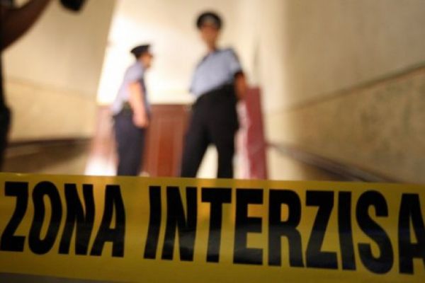 Bărbat de 53 de ani, găsit mort în locuință. Pompierii au intrat cu forța în apartament