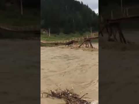 VIDEO Un pod peste râul Moldova a fost rupt de o viitură, la Frasin. Momentul a fost filmat de martori