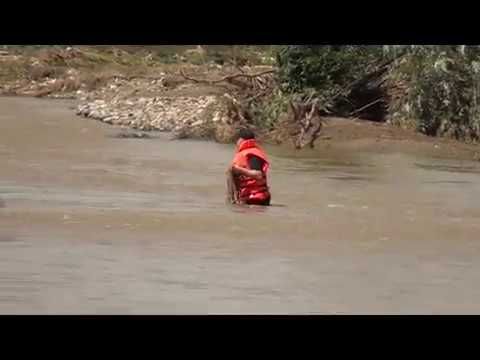 Bărbatul luat de apele râului Moldova este căutat în continuare de pompieri, jandarmi și polițiști VIDEO