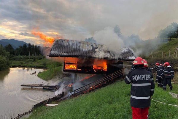 O casă de vacanță din Prisaca Dornei a fost distrusă de un incendiu FOTO