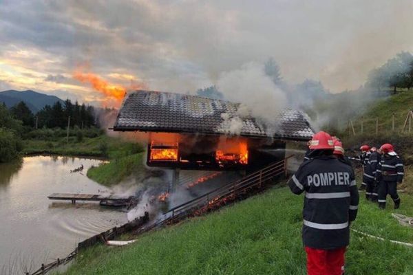 Doi bărbați din Vama au fost arestați după ce au incendiat casa de vacanță a unui pădurar FOTO