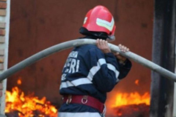 Acoperișul unei case a fost mistuit de flăcări, la Lipoveni