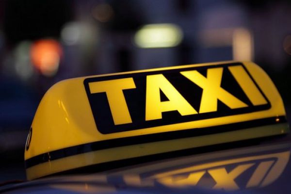 Un taxi a luat foc la zece minute după ce a fost parcat de proprietar