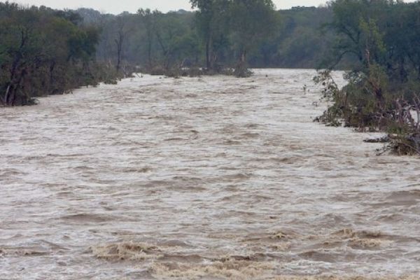 Se efectuează manevre de deversare. Populația este rugată să evite activitățile pe malurile și în albiile cursurilor de apă