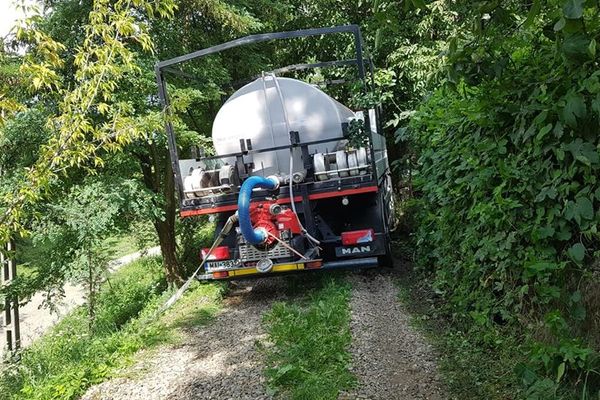 O autospecială de pompieri a fost la un pas să se răstoarne într-o râpă,  în timpul unei intervenții  FOTO