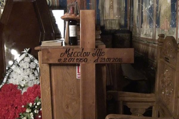 Ilie Micolov a ajuns acasa. Trupul neînsuflețit al artistului a fost depus la Biserica Mirăuți din Suceava FOTO