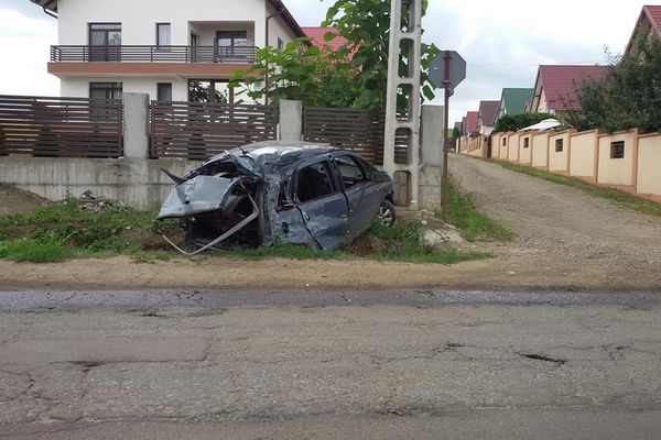 Foto. Un autoturism a intrat pe contrasens și a lovit un cap tractor