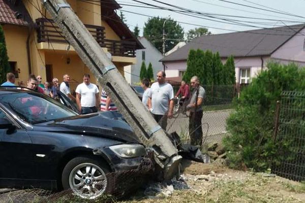 Accident în Rădăuți. Și-a lăsat mașina la spălătorie și a găsit-o într-un stâlp FOTO