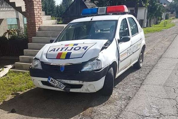 FOTO. O autospecială de poliție a fost avariată de o șoferiță neatentă