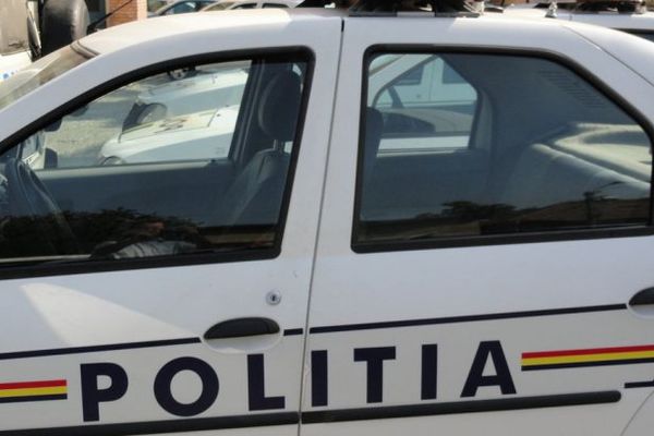 Frătăuții Noi. Prins de polițiști fără permis la volan, a abandonat mașina și a luat-o la fugă