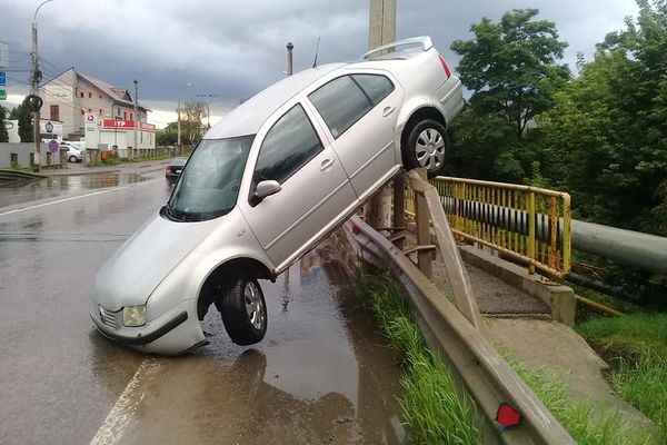 Accident spectaculos la Șcheia. O mașină a rămas suspendată pe un parapet FOTO