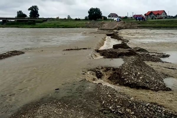 VIDEO Podul provizoriu de la Milișăuți, rupt de ape după doar cinci zile de la deschidere