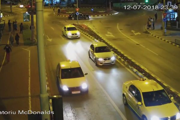 VIDEO Accident spectaculos în centrul Sucevei. Șoferul și pasagerul fug abandonând mașina