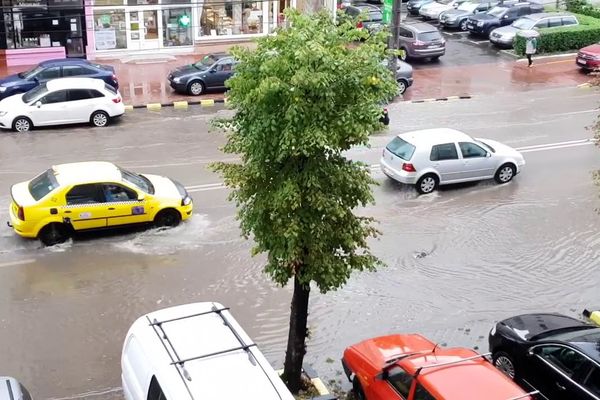 VIDEO Bulevardul George Enescu inundat după o ploaie torențială