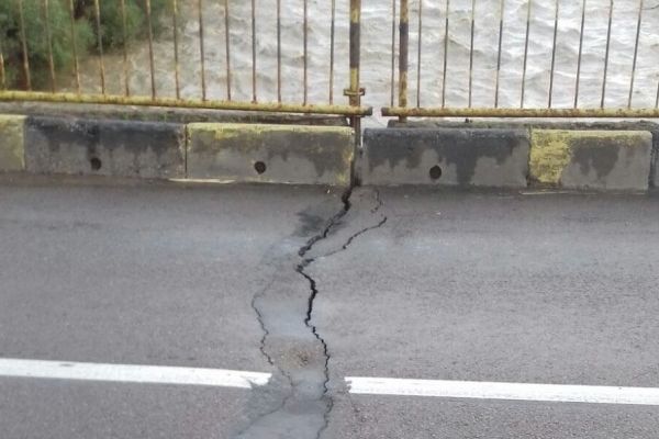 Trafic oprit pe DN 2H după ce au apărut fisuri în podul de la Milișăuți FOTO