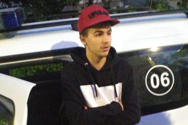 Patru indivizi au fost surprinși de polițiști în timp ce vandalizau mașinile de pe bulevardul George Enescu FOTO