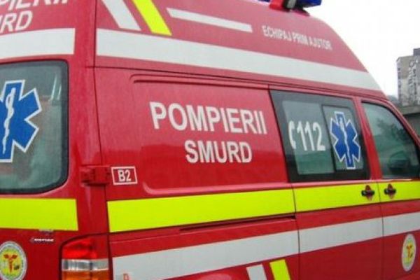 Un șofer a încercat să evite coliziunea cu o mașină și a intrat cu autoutilitara într-un gard din beton