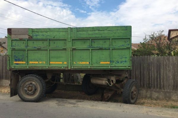 Tragedie. O femeie din comuna Zamostea a murit strivită de o remorcă