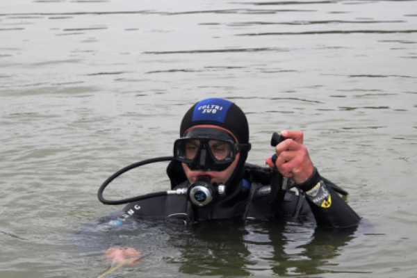Bărbat căutat de scafandri în apele râului Moldova