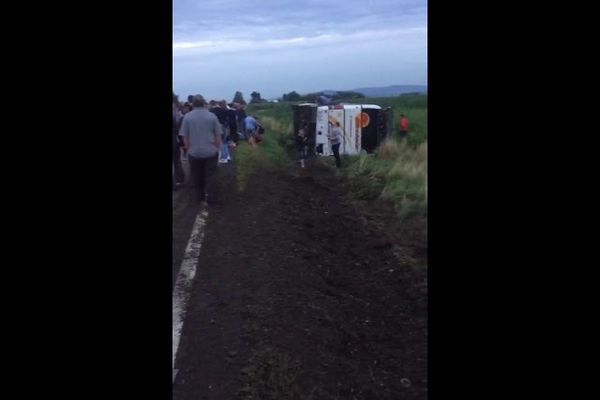 VIDEO Accident grav la Suceava. Un autocar cu 50 de turiști din Belarus s-a răsturnat. A fost activat Planul Roșu de Intervenție