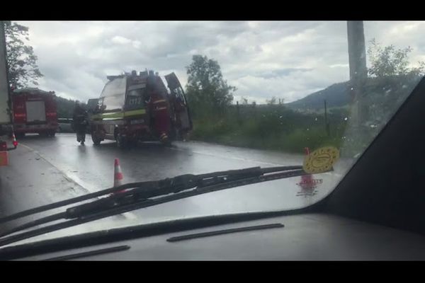 VIDEO Accident cu trei mașini pe DN 17, la Vama. Două persoane au fost rănite