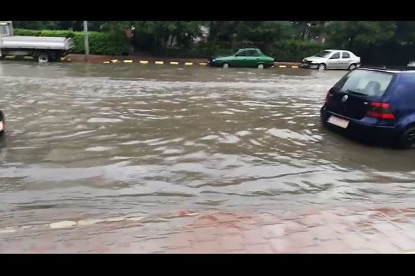 FOTO VIDEO Străzi inundate, miercuri seară, într-un cartier din Suceava
