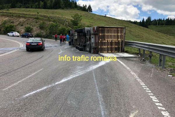 Un TIR s-a răsturnat pe DN 17, în Pasul Mestecaniș. Autotrenul a luat foc FOTO