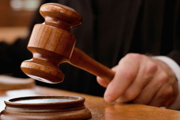 Suceveancă trimisă în judecată după ce a primit șpagă 3.000 de euro pentru a angaja o femeie și pe fiica acesteia în Poliția Municipiului Suceava