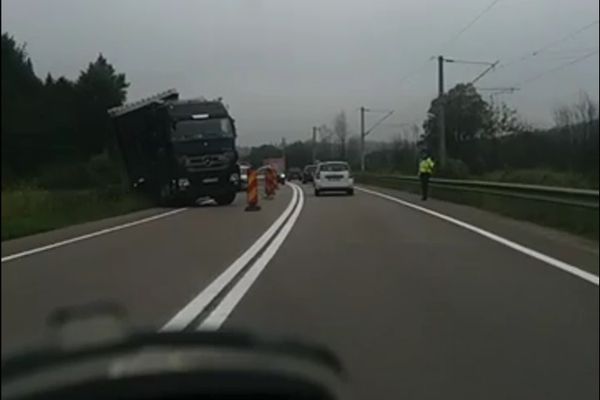 TIR răsturnat pe DN 17, la Vama. Șoferul era beat mort FOTO