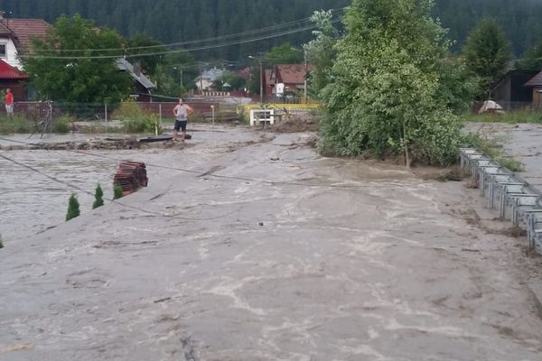 Ploile torențiale au creat probleme în județul Suceava. Mai multe drumuri au fost blocate și gospodării inundate VIDEO