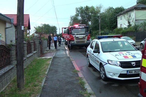 Incendiu la o casă din municipiul Suceava. O bătrână a fost intoxicată cu fum FOTO