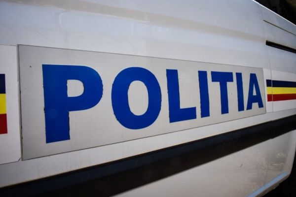 Un șofer mort de beat a intrat cu mașina într-un stâlp