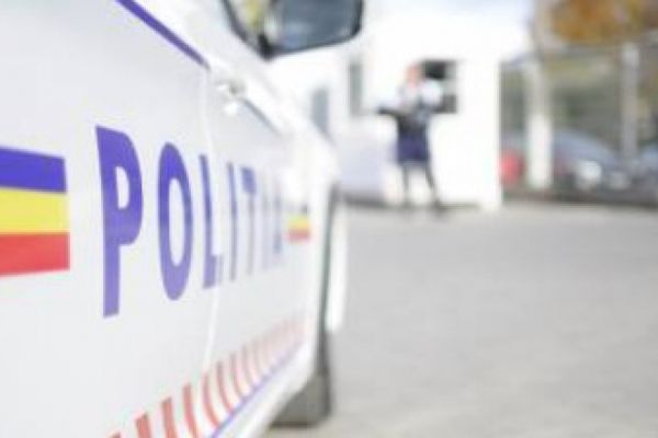 Un șofer s-a urcat beat la volan și s-a izbit cu autoturismul în gardul unui imobil