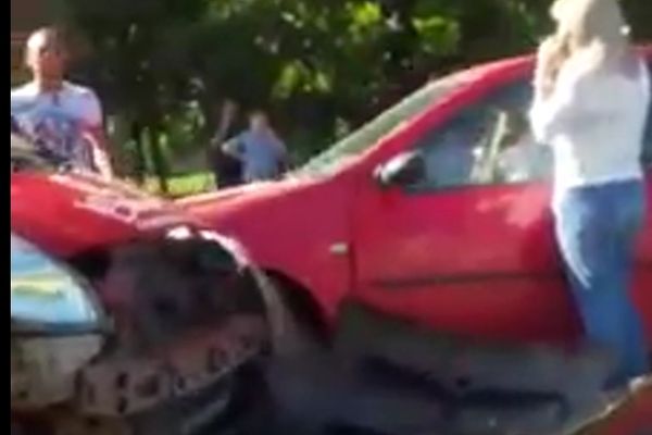 O persoană rănită și trei autoturisme avariate, după ce un șofer a forțat intrarea într-un bulevard principal FOTO