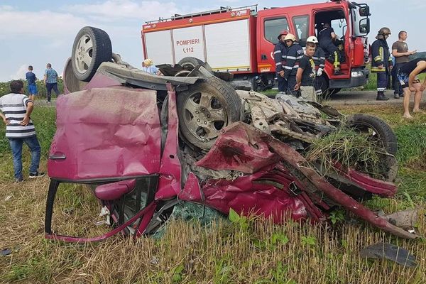 Accident grav pe raza localității Românești. O persoană a murit și alte patru au fost rănite FOTO