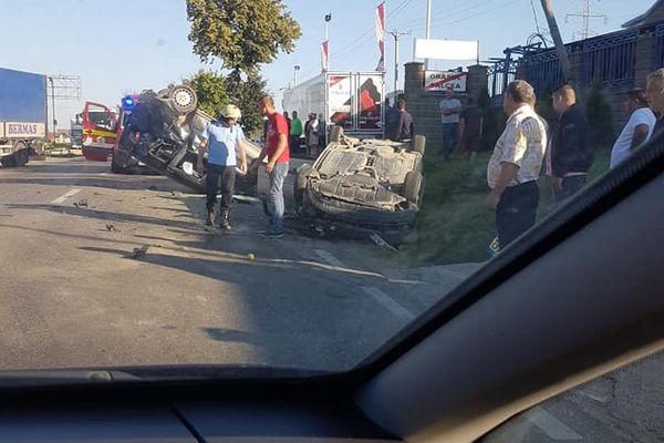 Accident rutier cu patru victime la ieșire din municipiul Suceava. Două autovehicule s-au răsturnat FOTO