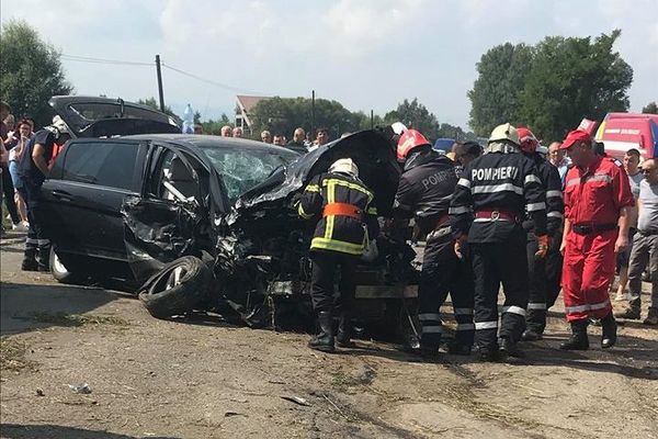 Accident rutier grav la Rădăuți. O persoană a rămas încarcerată VIDEO