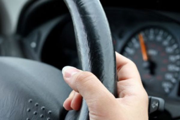 Beat, fără permis, la volanul unui autoturism neînmatriculat